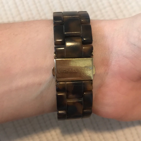 Michael Kors tortoise shell round watch - Picture 2 of 3